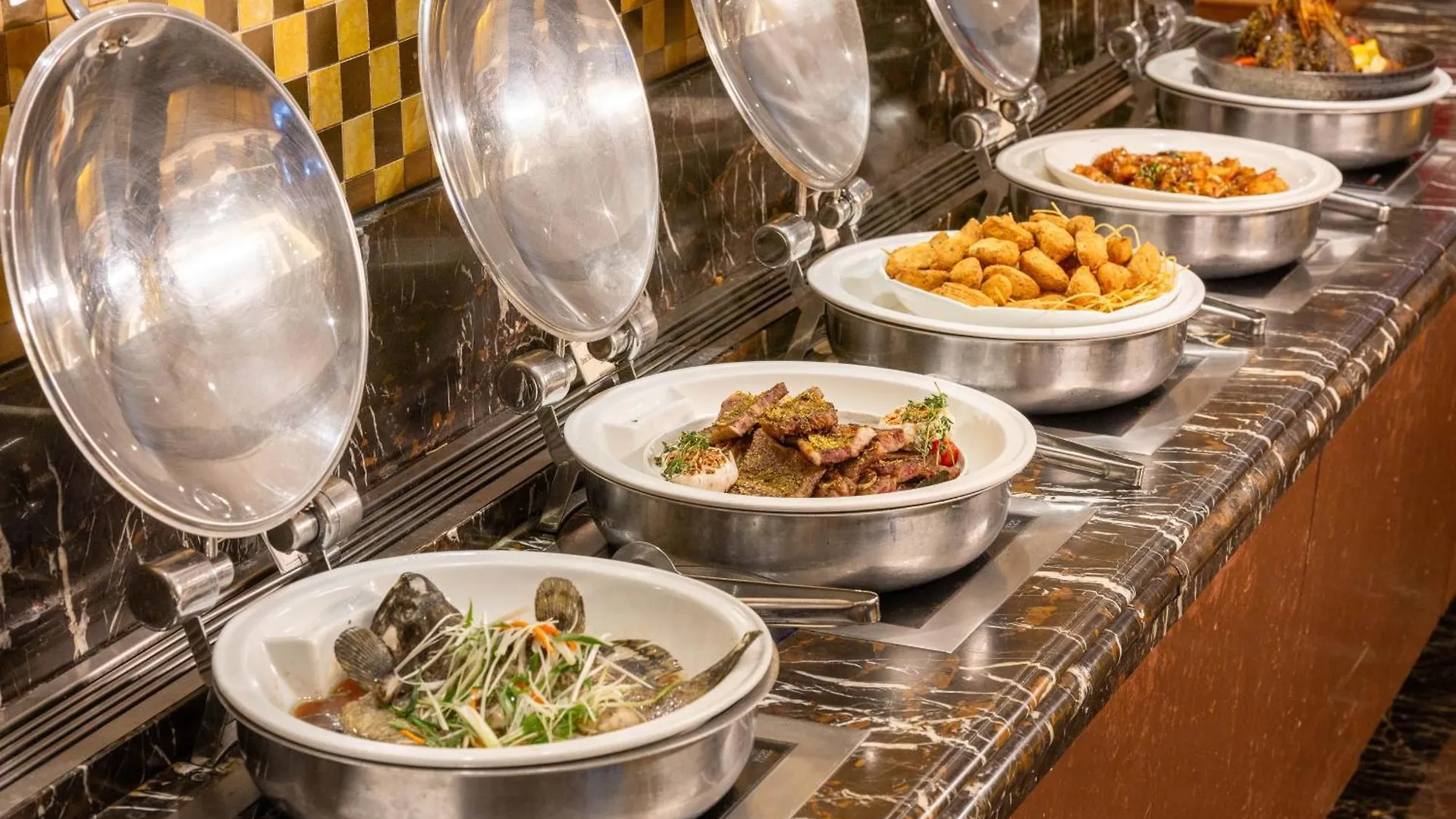 Grand Emperor Hotel Macau 4*,